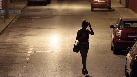 prostituta en video|Video: Así viven la prostitución personas en situación de calle.